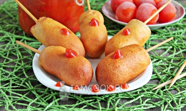 Готовые сосиски в тесте на палочке