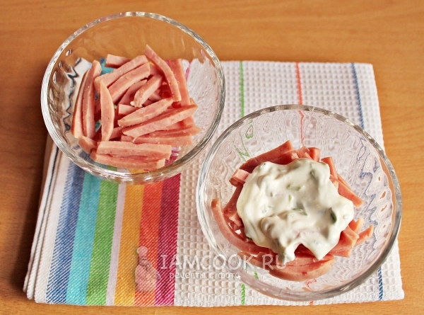 Выложить в тарелку ветчину и соус