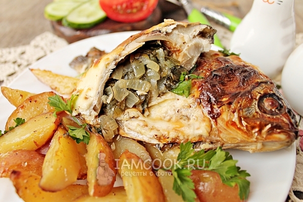 Карась, запеченный с картошкой в духовке