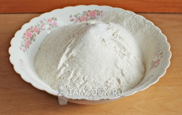 Соединить муку, сахар и соль
