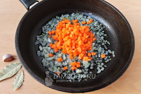 Обжарить лук с морковью