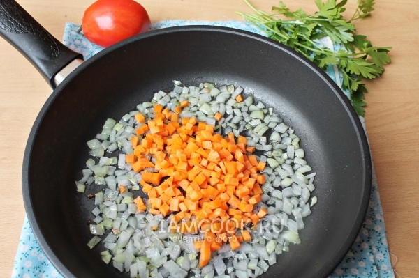 Обжарить лук с морковью