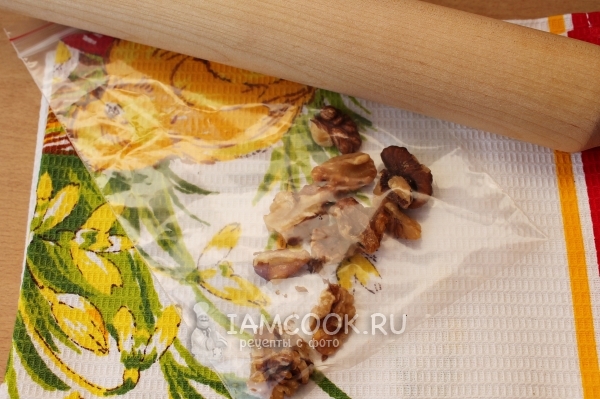 Положить орехи в пакетик