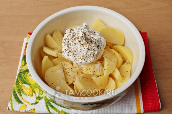 Добавить сметану, соль и специи