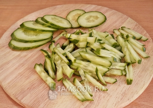 Порезать огурцы