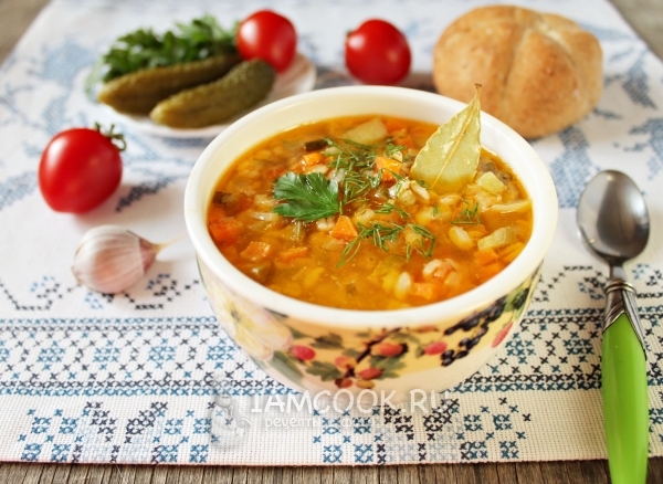 Фото постного рассольника с перловкой и солеными огурцами