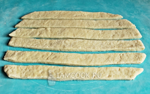 Порезать тесто на полоски