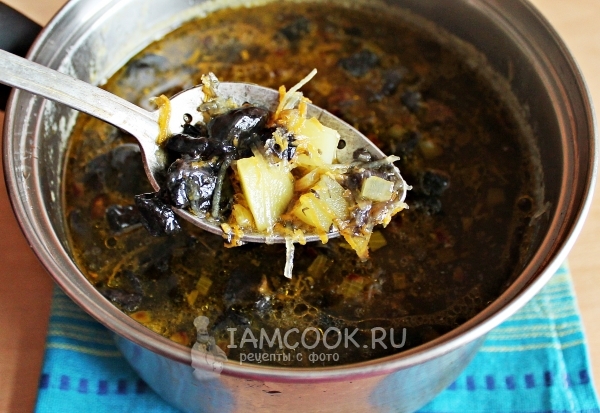 Положить в бульон зажарку, грибы и картофель