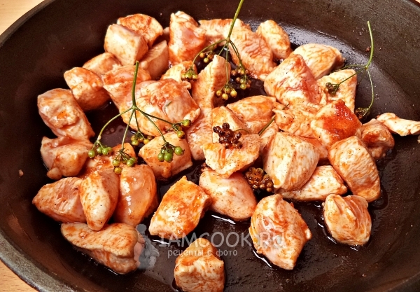 Положить мясо на сковороду