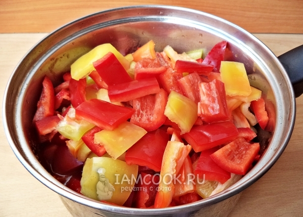 Положить перец в соус