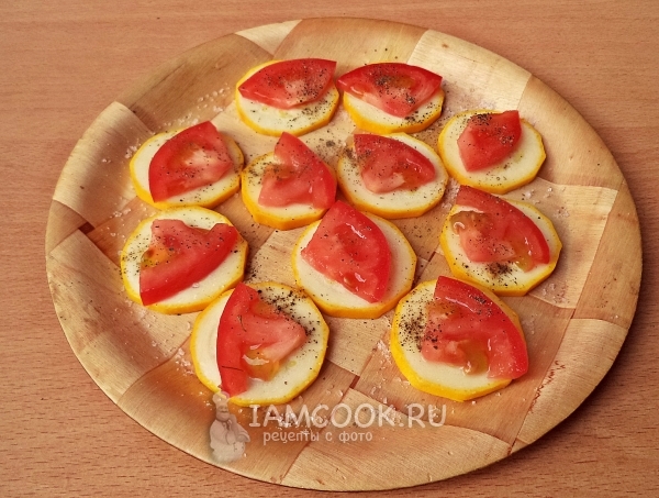 Посыпать кабачок с помидором солью и и перцем