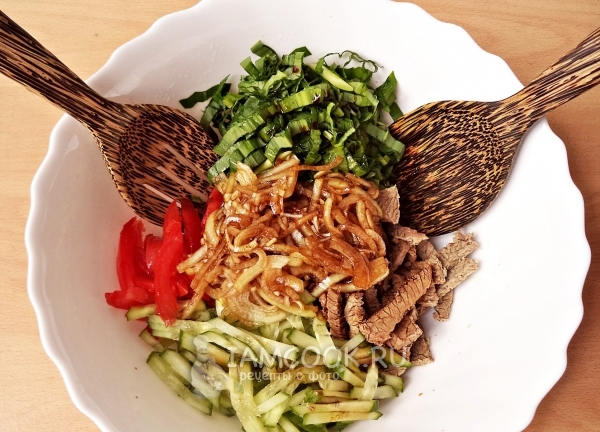 Влить заправку в салат