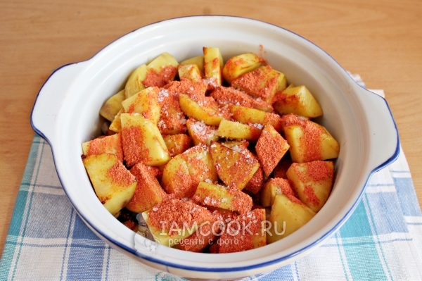 Посыпать картофель солью и паприкой