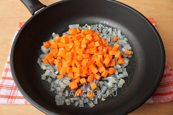 Обжарить лук с морковью