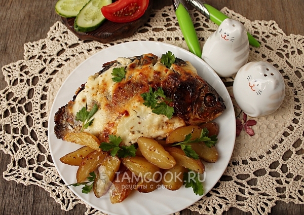 Рецепт карасей, запеченных с картошкой в духовке