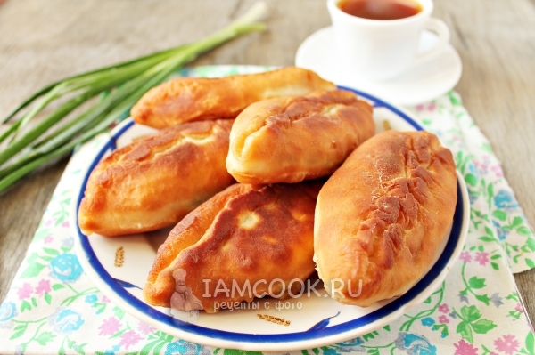 Фото жареных пирожков с зелёным луком и яйцом на сковороде