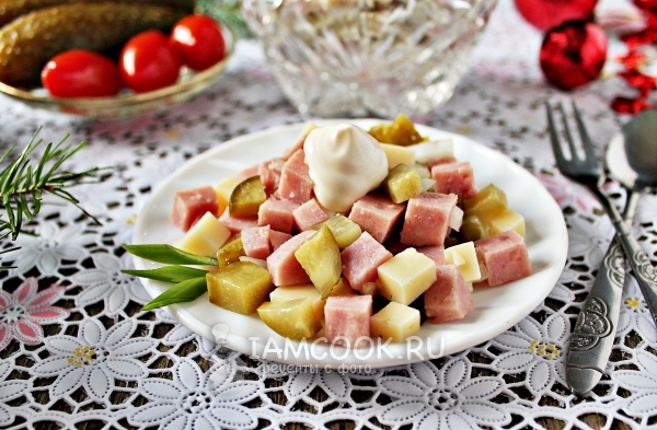 Фото салата с ветчиной и маринованными огурцами