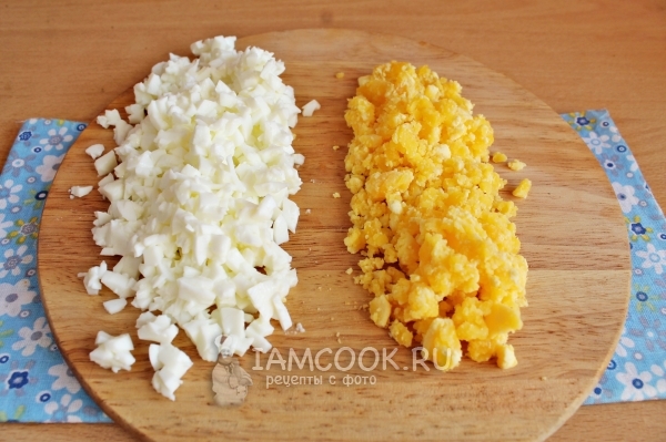 Измельчить белки и желтки