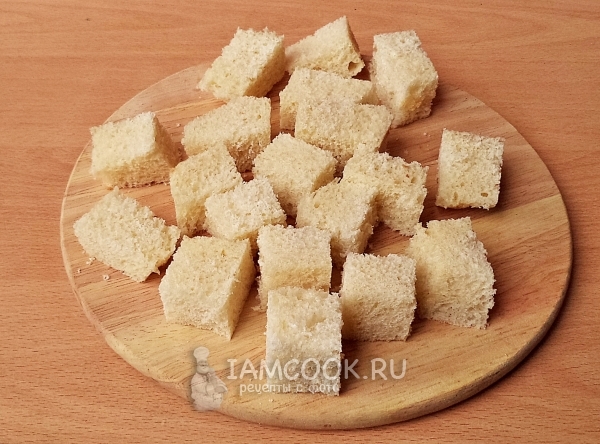 Порезать батон на кусочки