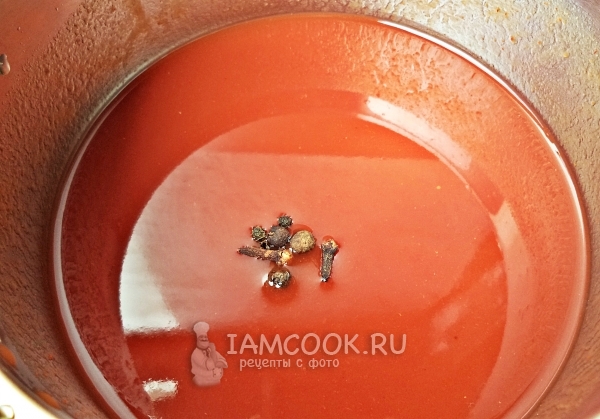 Положить в томатную пасту специи