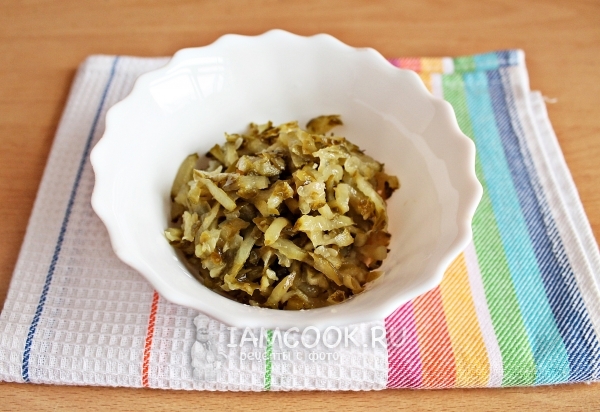 Натереть огурцы