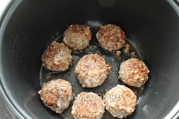 Обжарить тефтели