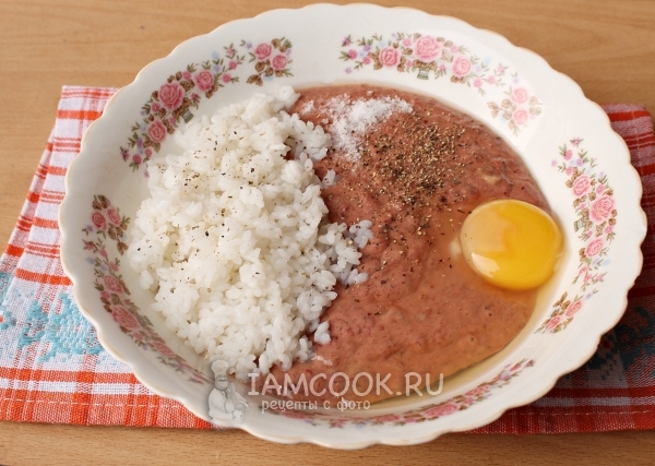 Добавить рис, яйцо, соль и специи