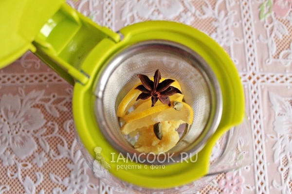 Положить в заварник лимон и специи