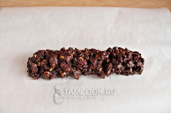 Выложить массу на пергамент