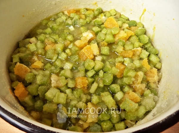 Размешать ревень с сахаром и апельсином