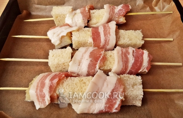 Положить шашлычки на противень