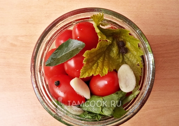 Положить помидоры и зелень