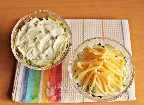 Положить слой сыра