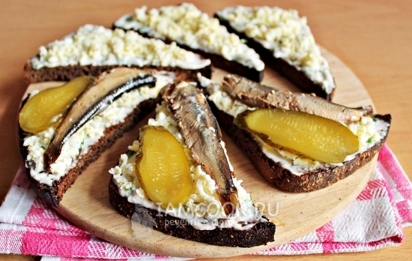 Положить рыбу и огурец