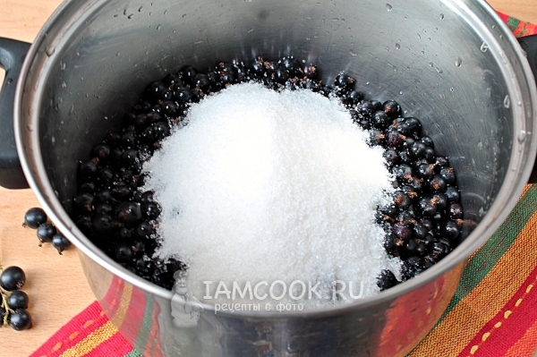 Соединить смородину с сахаром