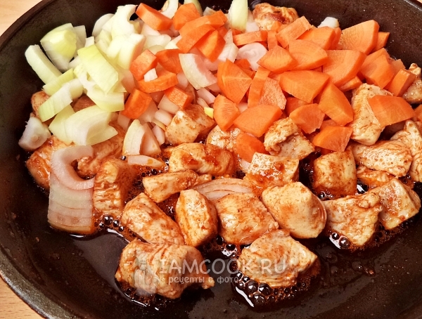 Положить овощи к мясу