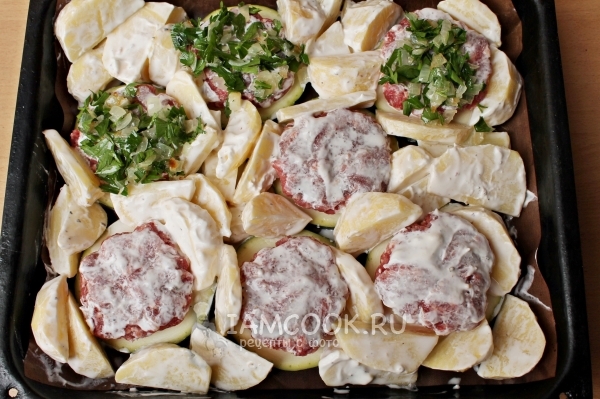 Смазать картофель сметаной