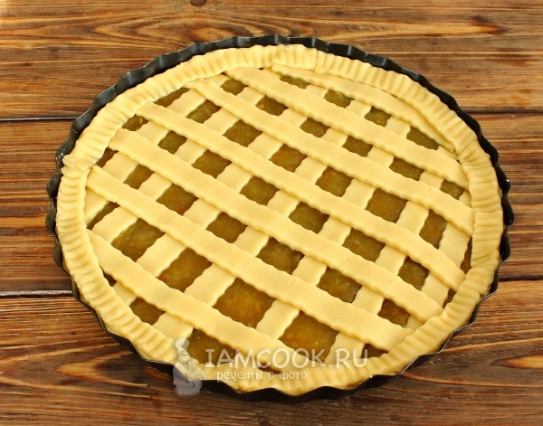 Выложить тестом края пирога