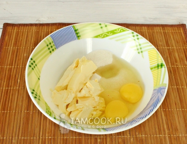 Соединить маргарин, сахар и яйца