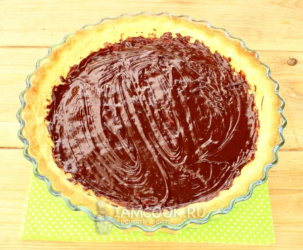 Смазать корж шоколадом