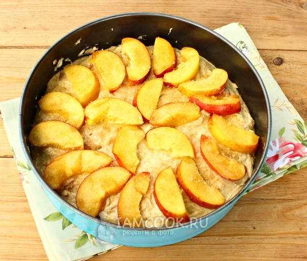 Положить нектарины на тесто