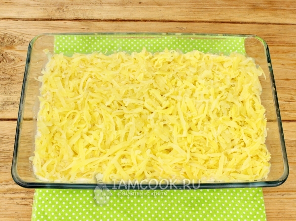 Положить слой тертого картофеля