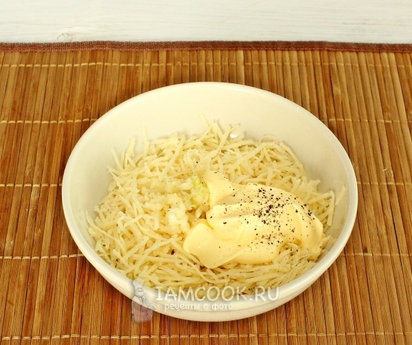 Добавить чеснок, перец и майонез