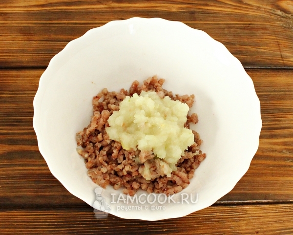 Измельчить рыбу и лук