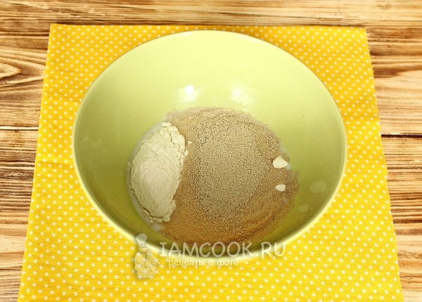 Соединить дрожжи, молоко и сахар