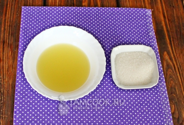 Соединить сок лимона с сахаром
