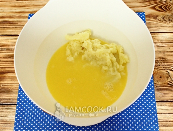 Добавить картофельное пюре