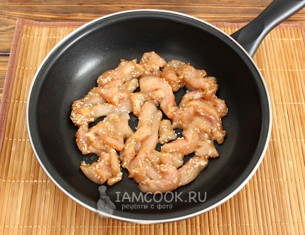 Положить мясо на сковороду