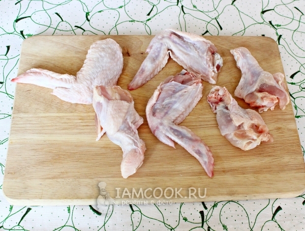 Порезать куриные крылышки