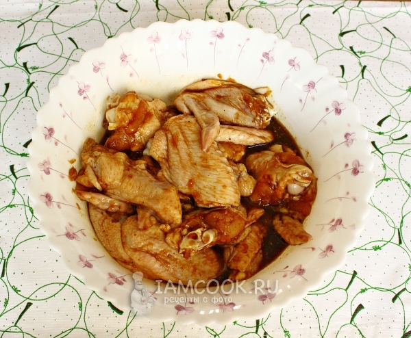 Замариновать куриные крылышки
